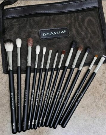 kit com 13 pinceis e 1 necessaire